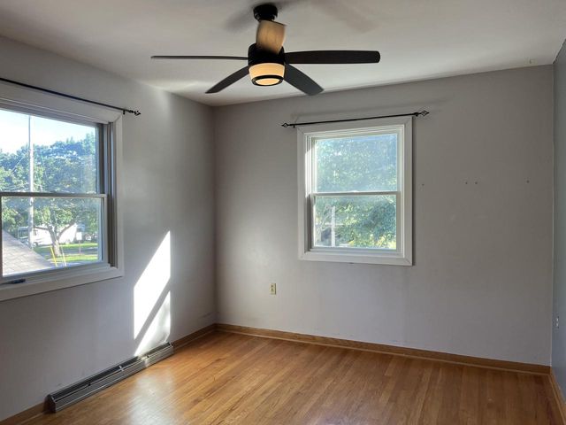 725 S Silverbrook DRIVE, West Bend, WI 53095