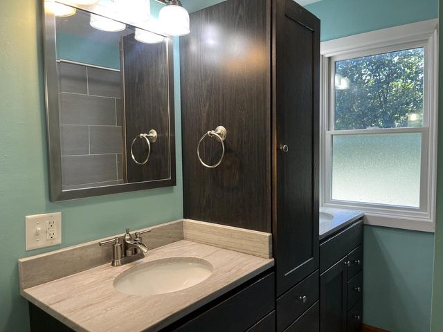 725 S Silverbrook DRIVE, West Bend, WI 53095