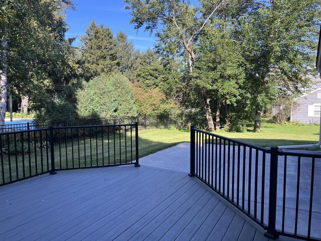725 S Silverbrook DRIVE, West Bend, WI 53095
