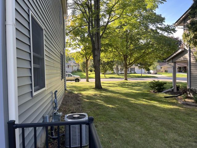 725 S Silverbrook DRIVE, West Bend, WI 53095