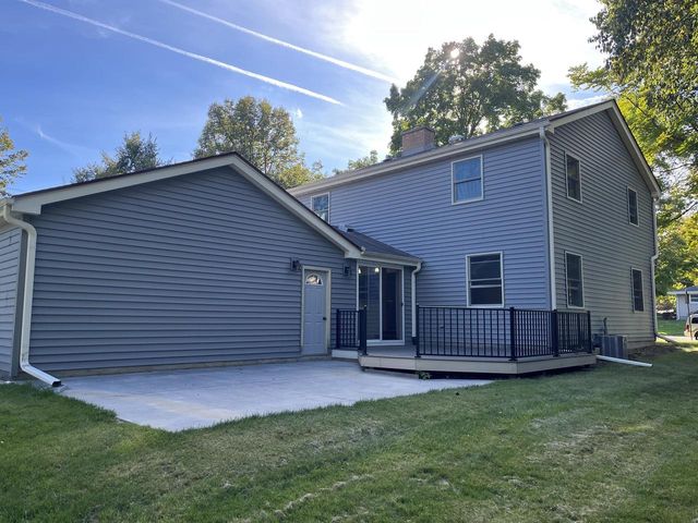 725 S Silverbrook DRIVE, West Bend, WI 53095