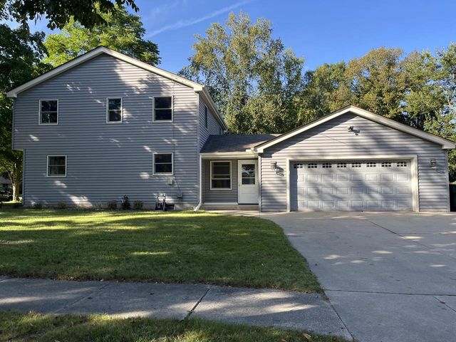 725 S Silverbrook DRIVE, West Bend, WI 53095