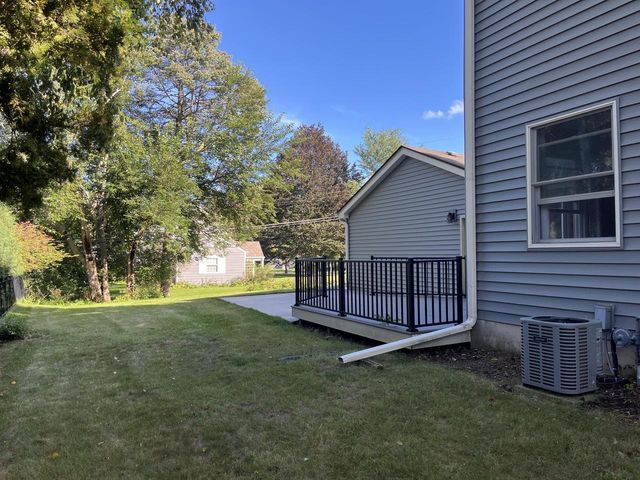 725 S Silverbrook DRIVE, West Bend, WI 53095