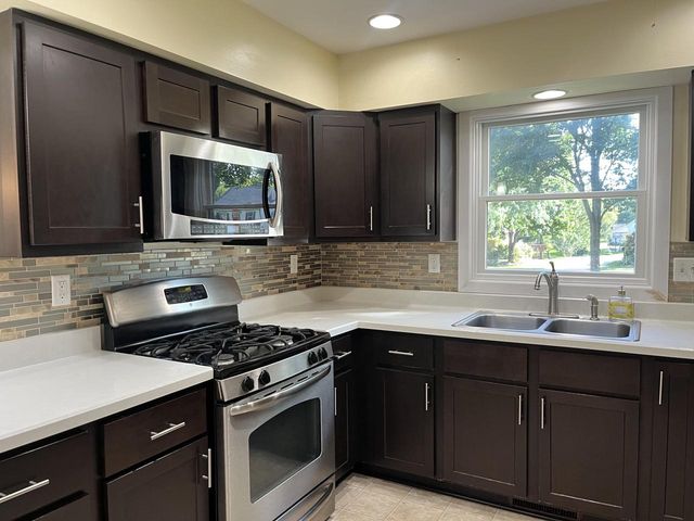 725 S Silverbrook DRIVE, West Bend, WI 53095