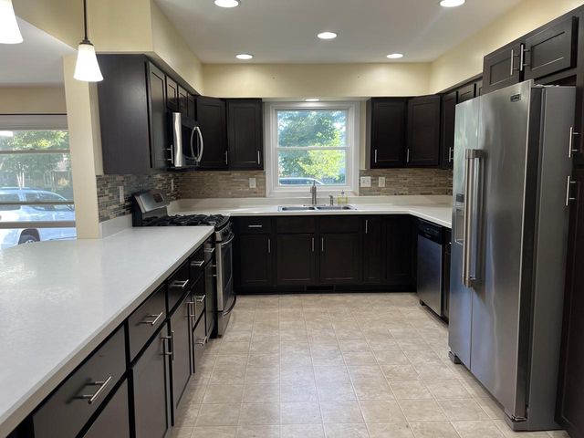 725 S Silverbrook DRIVE, West Bend, WI 53095