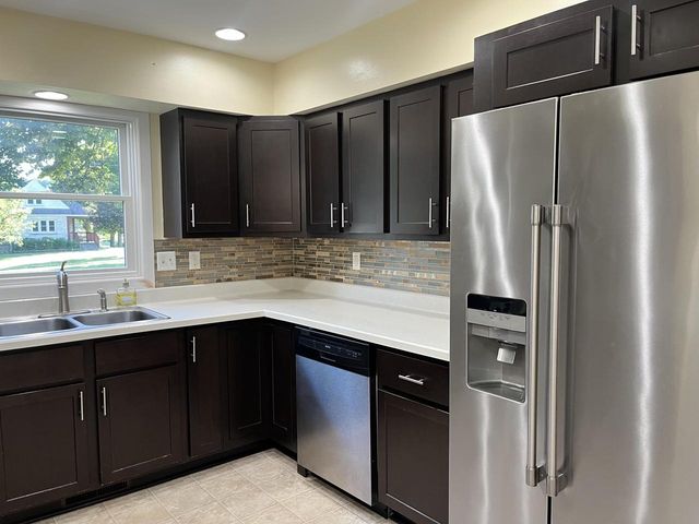 725 S Silverbrook DRIVE, West Bend, WI 53095