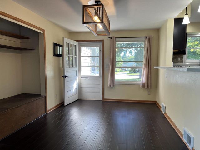 725 S Silverbrook DRIVE, West Bend, WI 53095