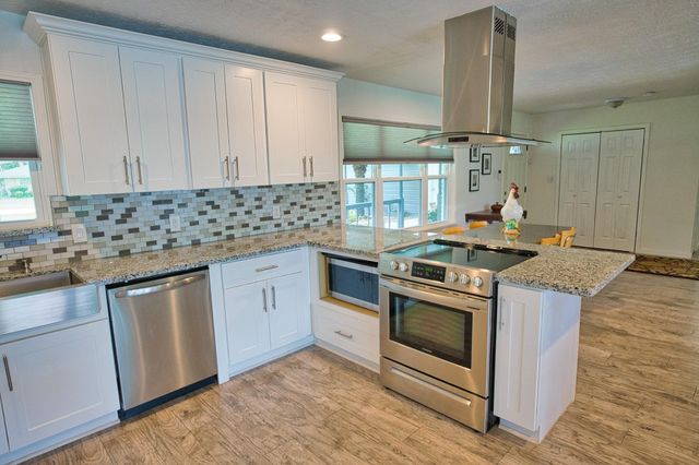 201 Southern Oaks Drive, Lake Jackson, TX 77566