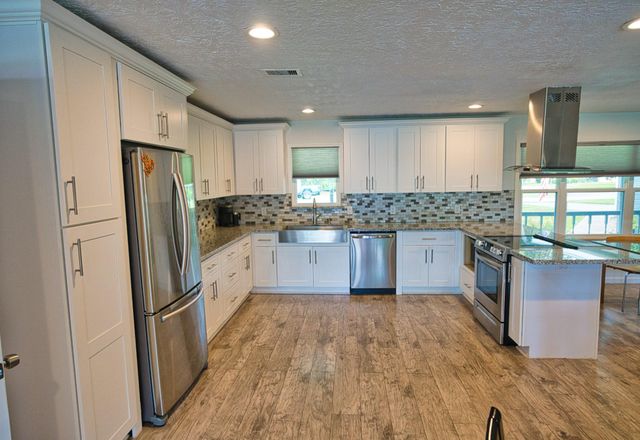 201 Southern Oaks Drive, Lake Jackson, TX 77566