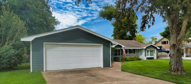 201 Southern Oaks Drive, Lake Jackson, TX 77566