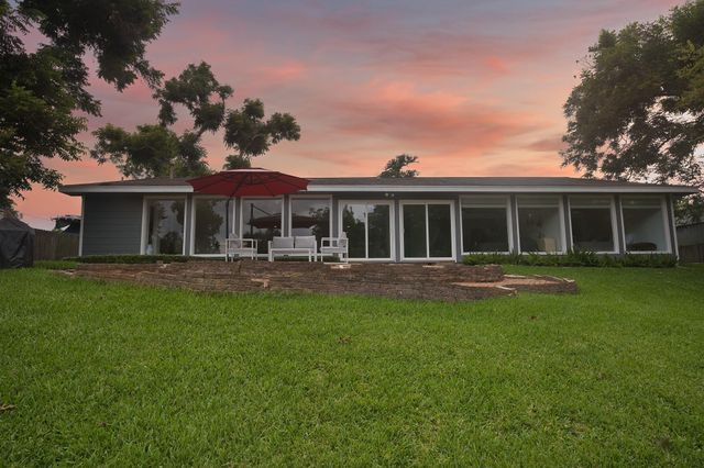 201 Southern Oaks Drive, Lake Jackson, TX 77566