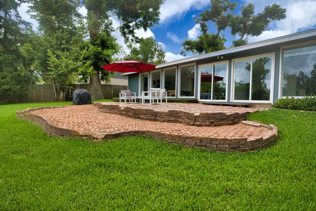 201 Southern Oaks Drive, Lake Jackson, TX 77566