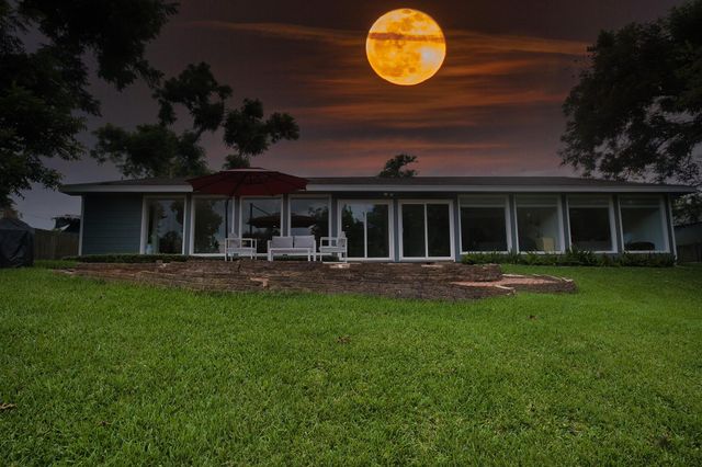 201 Southern Oaks Drive, Lake Jackson, TX 77566