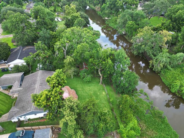 201 Southern Oaks Drive, Lake Jackson, TX 77566