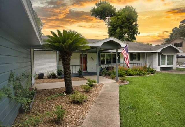 201 Southern Oaks Drive, Lake Jackson, TX 77566