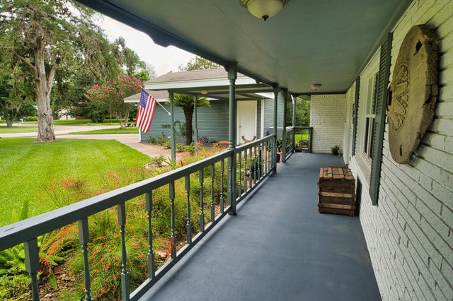 201 Southern Oaks Drive, Lake Jackson, TX 77566