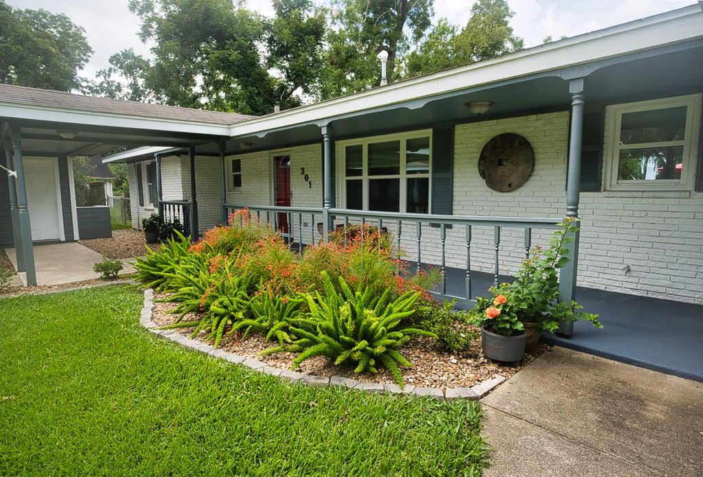 201 Southern Oaks Drive, Lake Jackson, TX 77566