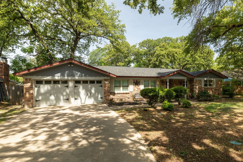 637 Post Oak Drive, Hurst, TX 76053