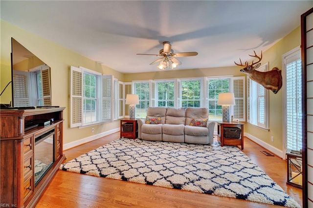 304 Plantation Ln, Smithfield, VA 23430