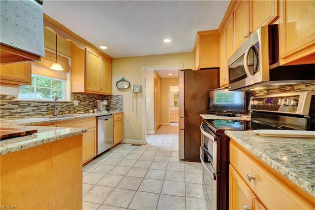 304 Plantation Ln, Smithfield, VA 23430