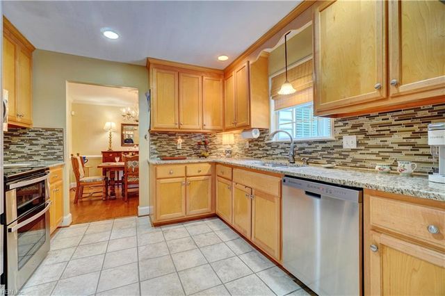 304 Plantation Ln, Smithfield, VA 23430