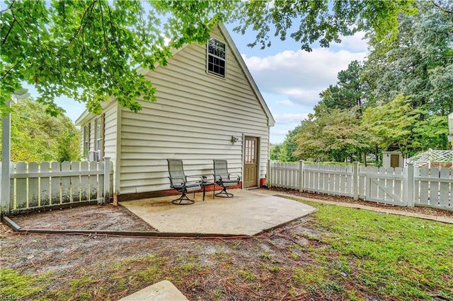 304 Plantation Ln, Smithfield, VA 23430