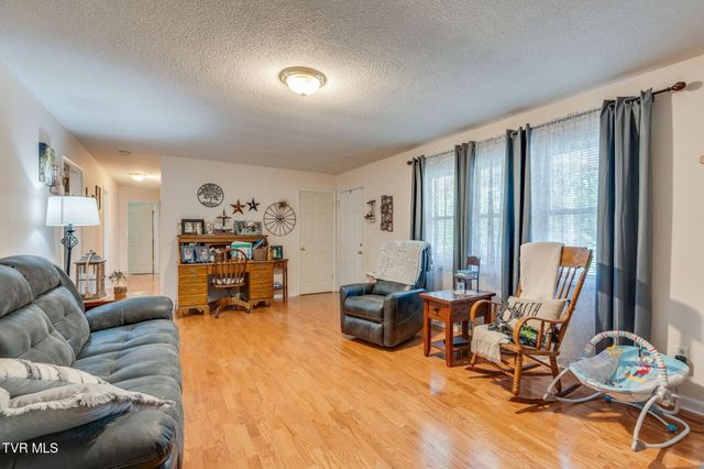 102 Cresswood Drive, Rogersville, TN 37857