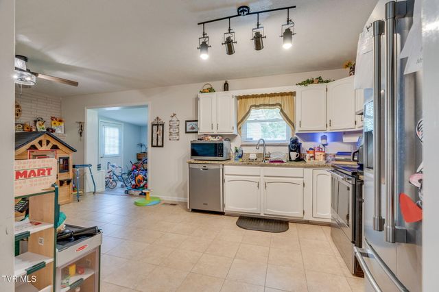 102 Cresswood Drive, Rogersville, TN 37857