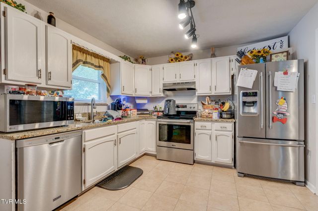 102 Cresswood Drive, Rogersville, TN 37857