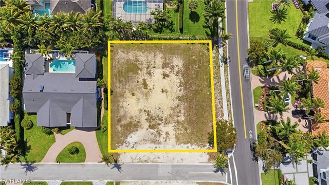 504 Parkwood LN, Naples, FL 34103