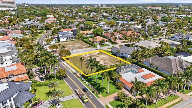 504 Parkwood LN, Naples, FL 34103