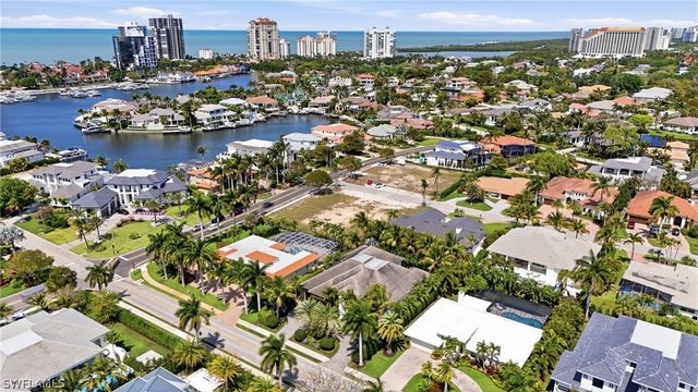 504 Parkwood LN, Naples, FL 34103