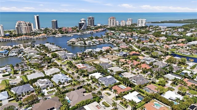 504 Parkwood LN, Naples, FL 34103