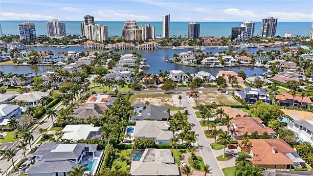 504 Parkwood LN, Naples, FL 34103