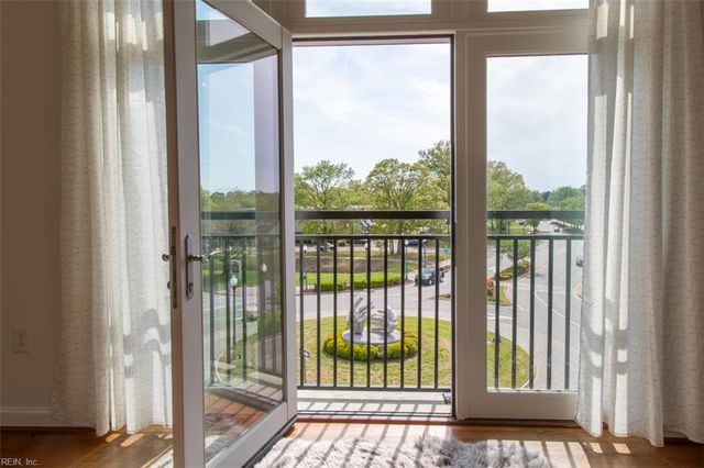 670 Town Center Dr Unit 320, Newport News, VA 23606