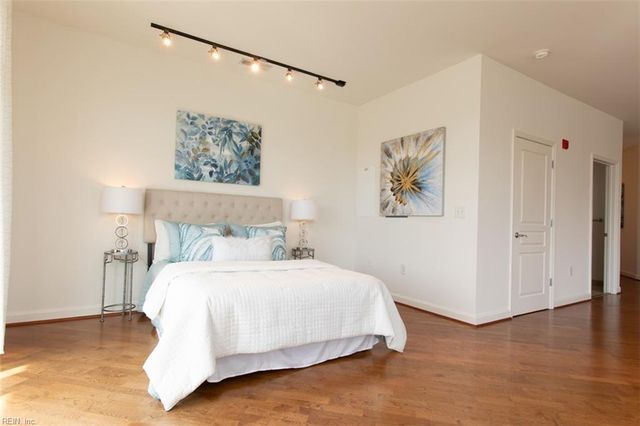 670 Town Center Dr Unit 320, Newport News, VA 23606