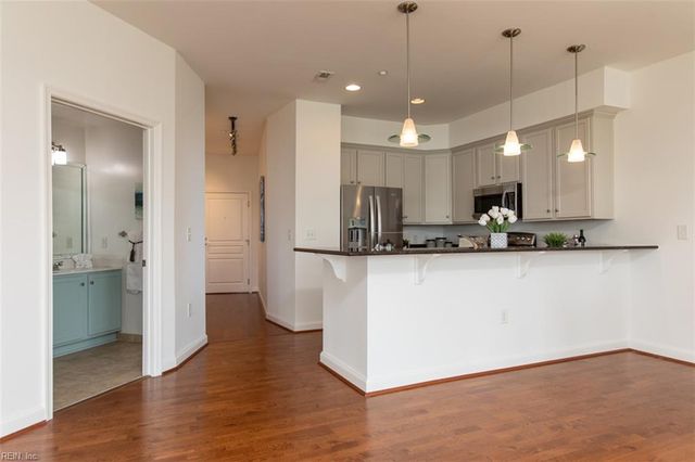 670 Town Center Dr Unit 320, Newport News, VA 23606