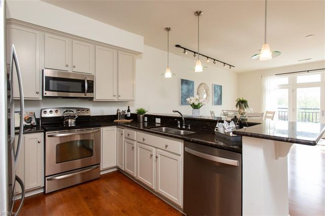 670 Town Center Dr Unit 320, Newport News, VA 23606