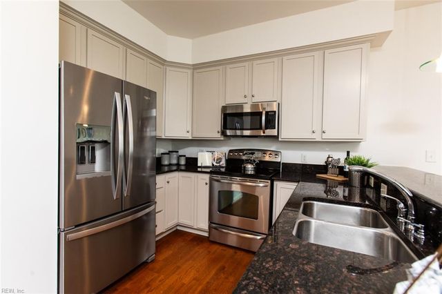 670 Town Center Dr Unit 320, Newport News, VA 23606