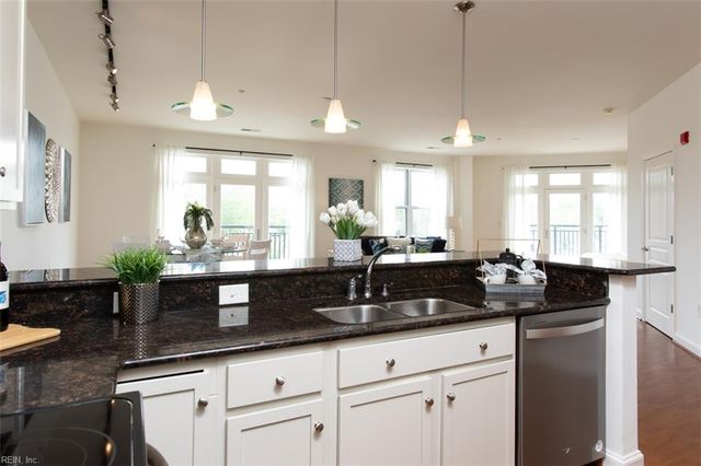 670 Town Center Dr Unit 320, Newport News, VA 23606