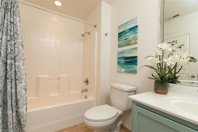 670 Town Center Dr Unit 320, Newport News, VA 23606