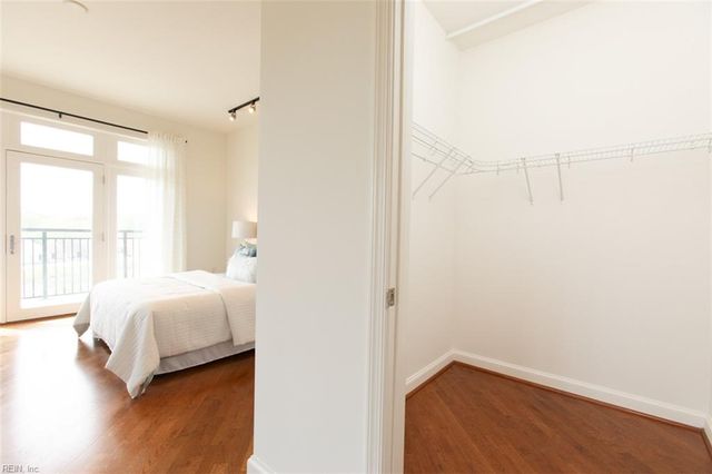 670 Town Center Dr Unit 320, Newport News, VA 23606