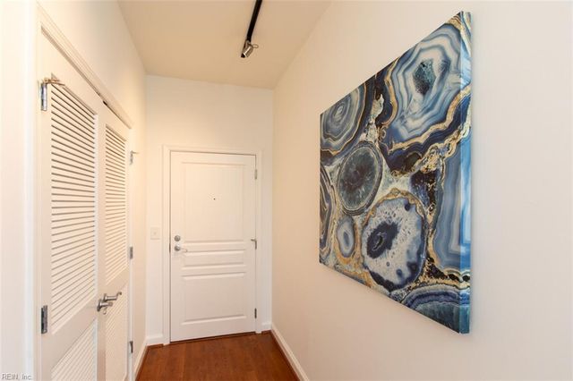 670 Town Center Dr Unit 320, Newport News, VA 23606