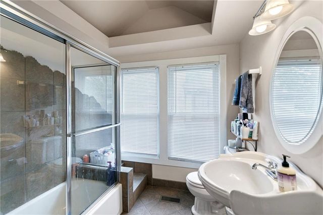 3527 Kenwood Avenue, Kansas City, MO 64109