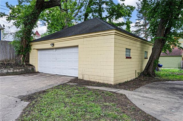3527 Kenwood Avenue, Kansas City, MO 64109