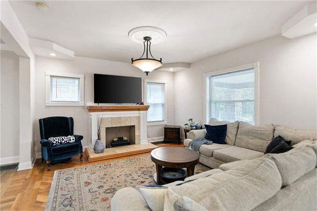 3527 Kenwood Avenue, Kansas City, MO 64109