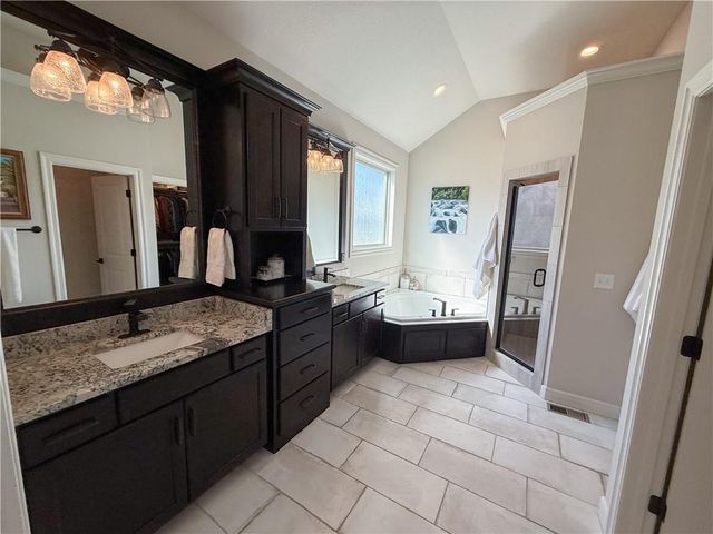 814 Creekmoor Drive, Raymore, MO 64083