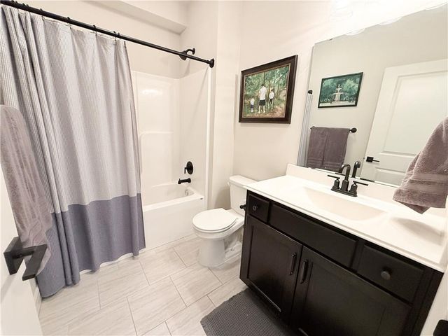 814 Creekmoor Drive, Raymore, MO 64083