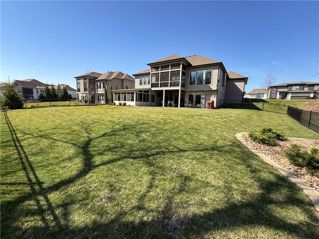 814 Creekmoor Drive, Raymore, MO 64083