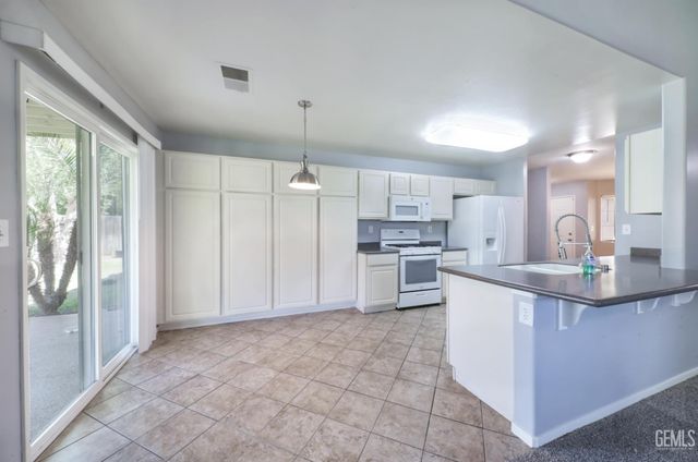12306 Hill Country Drive, Bakersfield, CA 93312